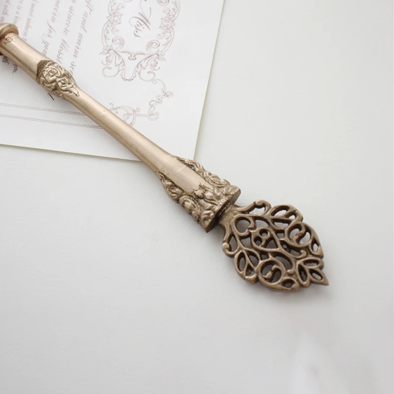 Латунная лупа Реколта изделия са ръчно изработени от пера за по-възрастните жени HD преносима лупа за четене, подарък декорация за дома. Изображение 5
